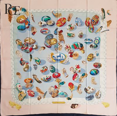 une photo d'un foulard carré bleu et blanc sur lequel figurent plusieurs personnages de dessins animés