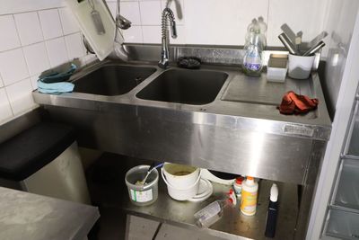 un évier et un plan de travail dans une petite cuisine