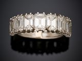 une bague à cinq pierres, composée d'une émeraude et de diamants