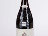 une bouteille de vin posée sur une table