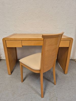 un petit bureau en bois avec une chaise à côté