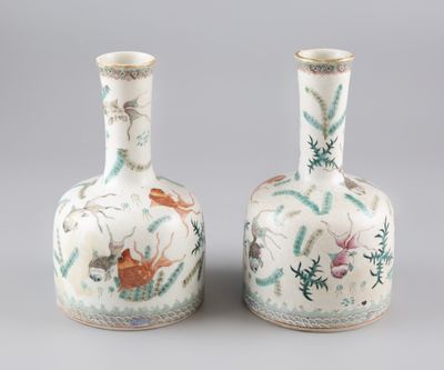 paire de vases chinois ornés de poissons et de fleurs sur fond gris