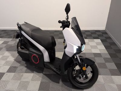 un scooter garé sur un sol à damier