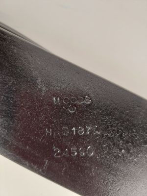une image montrant un gros plan d'un couteau posé sur une table