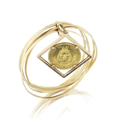 un gros plan d'une pièce de monnaie dans une bague, avec une pièce au centre