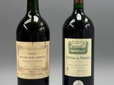 deux bouteilles de vin posées l'une à côté de l'autre sur une table