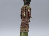 une sculpture représentant une femme avec un poisson sur la tête