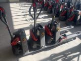 de nombreux types différents de transpalettes électriques alignés en rangée