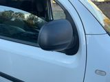une voiture blanche garée sur le bord de la route