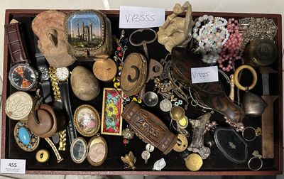 une boîte en bois remplie d'objets divers et de bijoux
