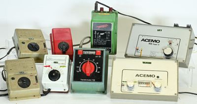 de nombreux appareils électroniques de toutes sortes posés sur une surface blanche