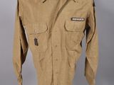 un uniforme militaire sur un mannequin, devant un fond gris