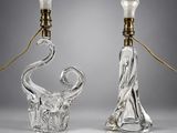 deux lampes en verre transparent ornées d'éléphants, posées sur une table