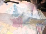 une carte posée sur une table, sur laquelle se trouvent une paire de ciseaux