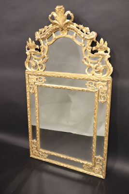 Glace à pare closes en bois doré à fronton triangulaire à dé… - Photo 1