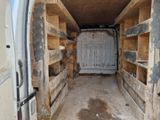une camionnette blanche équipée de quelques étagères