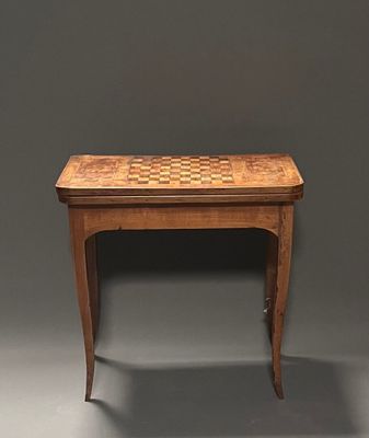 une petite table en bois sur laquelle se trouve un échiquier