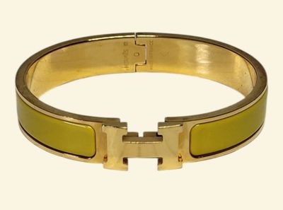 Le bracelet est en or et en émail vert, avec un fermoir carré.