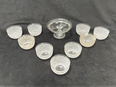 un grand nombre de verres posés sur une table