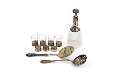 une bouteille d'alcool, un service de verres à shot et des cuillères