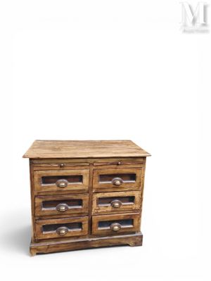 image d'une commode en bois sur fond blanc