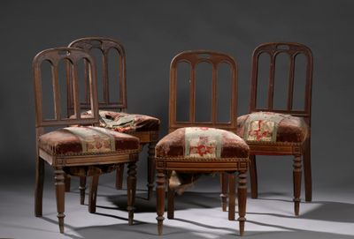 Trois chaises en bois, dotées de coussins rembourrés à motifs floraux, sont disposées devant un mur gris.