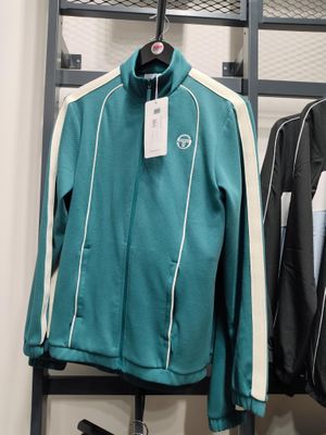 deux vestes suspendues à un portant dans un magasin de vêtements
