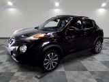 Le SUV Nissan Juke est garé dans une salle blanche