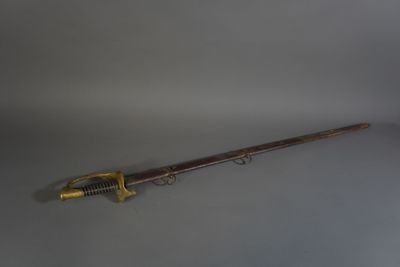 un vieux fusil avec une poignée en bois sur une surface blanche