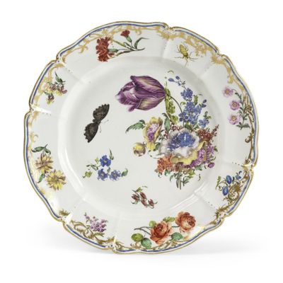 un gros plan sur une assiette décorée de fleurs et de papillons