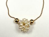 un gros plan d'un collier composé de perles montées sur une chaîne