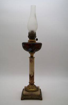 une lampe posée sur une table