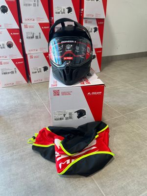un casque posé sur une boîte