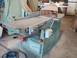 une machine qui se trouve dans une pièce où il y a beaucoup de bois