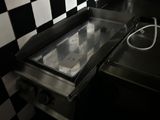 un mur à carreaux noirs et blancs avec une plaque de cuisson