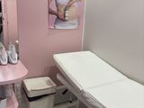 une chambre rose avec une table blanche et une chaise rose