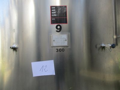 une photo d'une cuve en acier inoxydable sur laquelle est accrochée une étiquette de prix