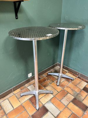 deux tables posées à même le sol dans une pièce