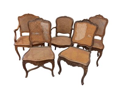 2 fauteuils et 3 chaises cannées dépareillées.
