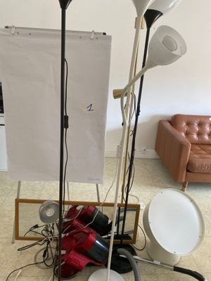 trois lampes posées par terre à côté d'un canapé