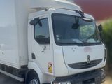 un camion blanc garé sur le bord de la route