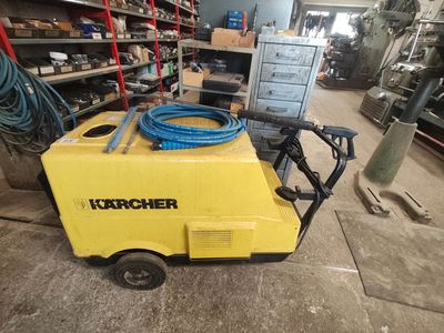 une machine jaune qui se trouve dans un garage