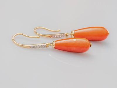 une paire de boucles d'oreilles en corail orange et diamants