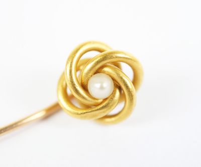an image of a gold and pearl flower pin