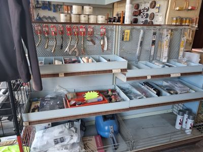 de nombreux articles sur les étagères du magasin