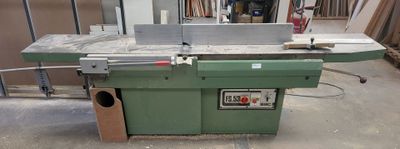 une machine posée sur une table dans une pièce