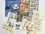 une pile de timbres et de cartes postales posée sur une table