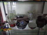 une vitrine en verre dans laquelle sont exposés de nombreux objets variés