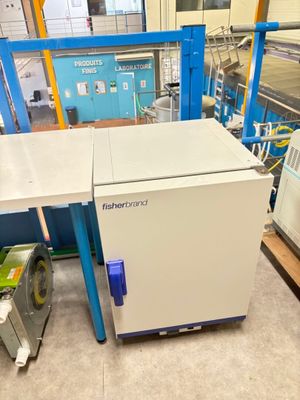 une photo d'une machine installée dans une usine