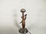 une image représentant une lampe avec une statue tenant une ampoule